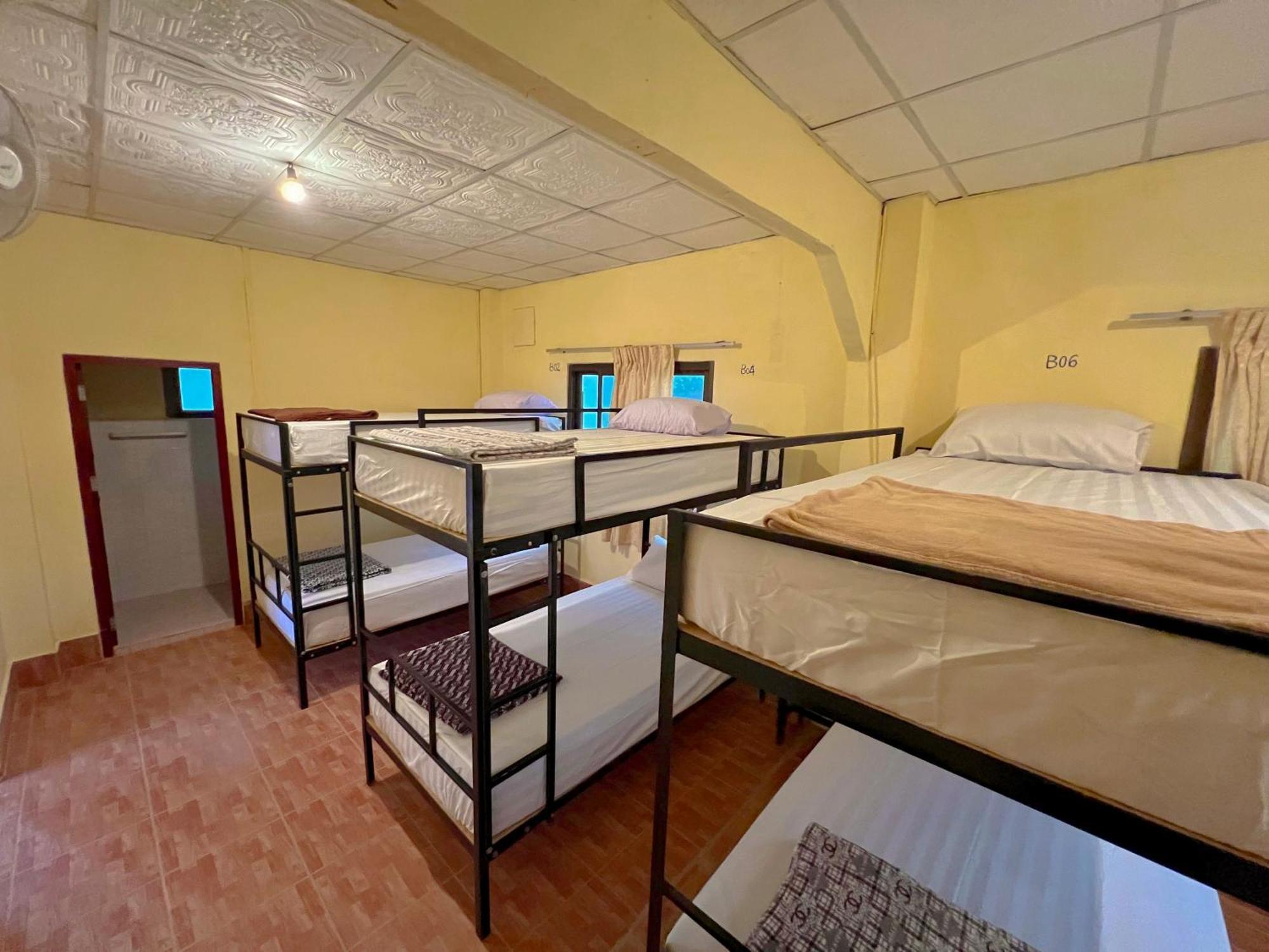 Easy Go Backpacker Hostel 방 비엥 외부 사진