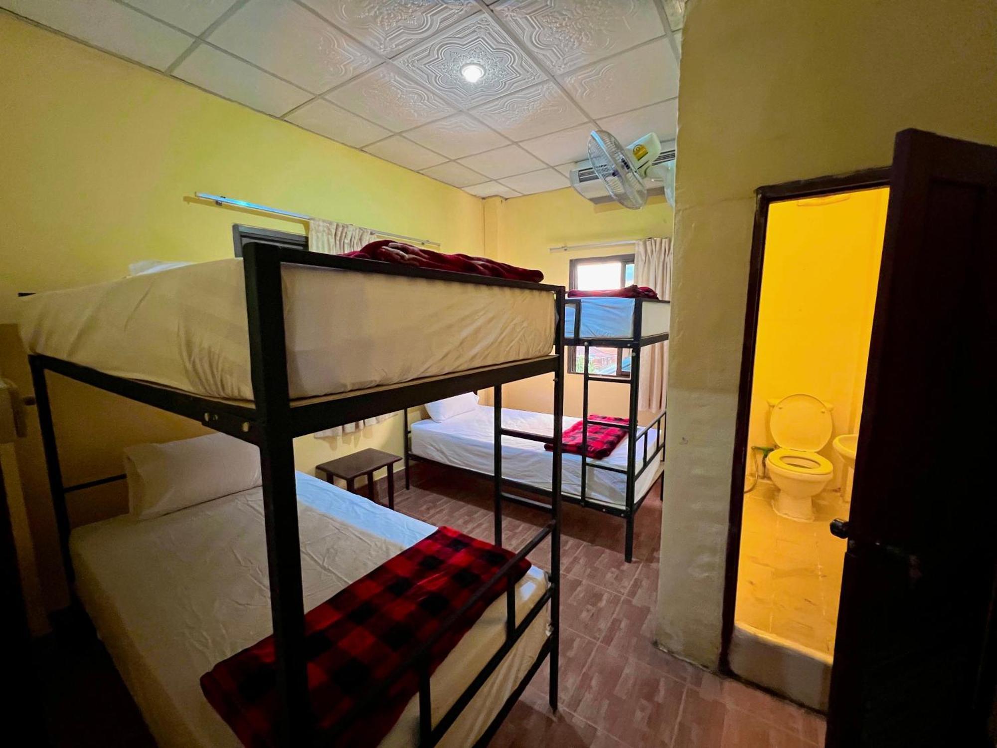 Easy Go Backpacker Hostel 방 비엥 외부 사진