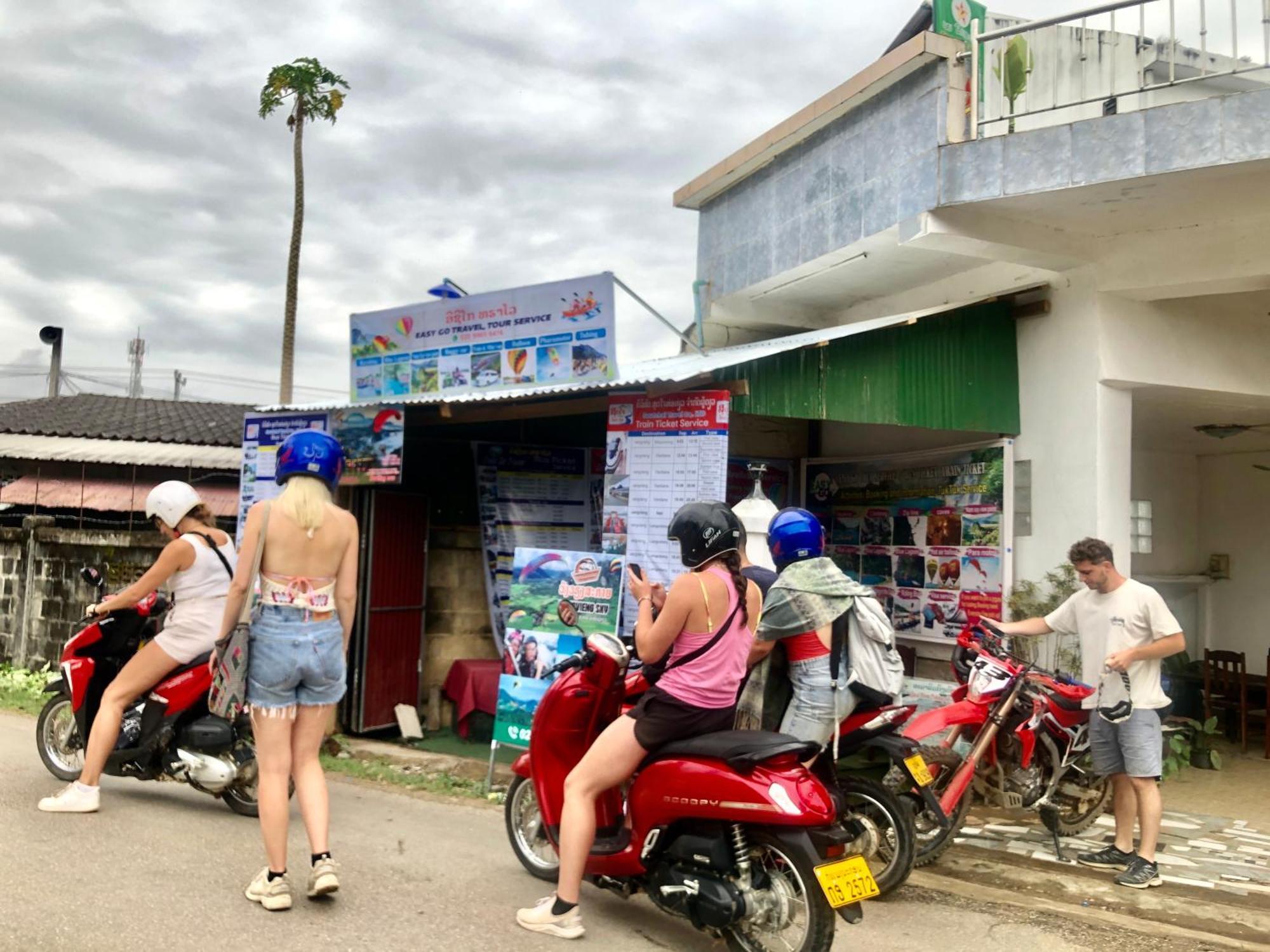 Easy Go Backpacker Hostel 방 비엥 외부 사진